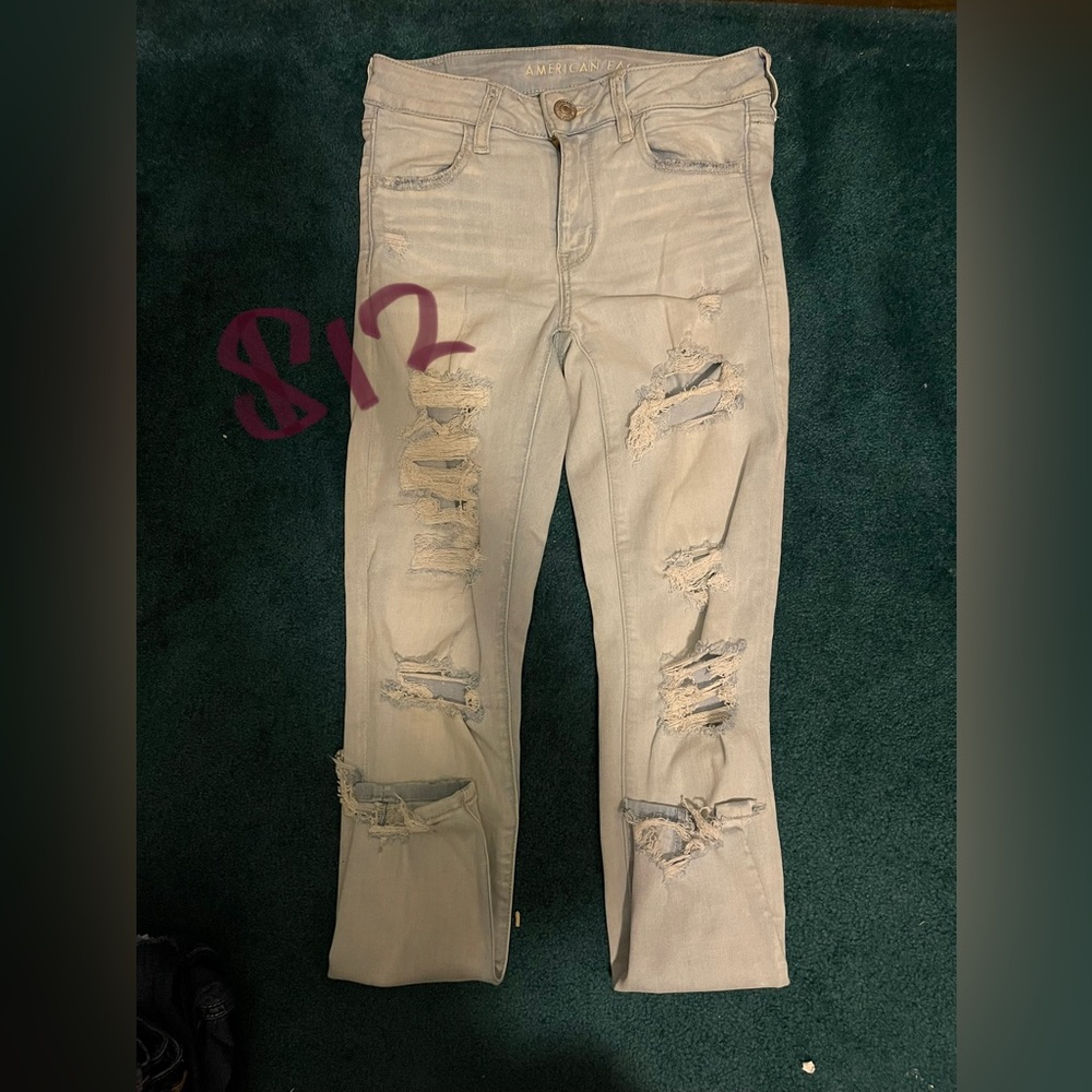 American eagle size 4; light blue ripped jegging